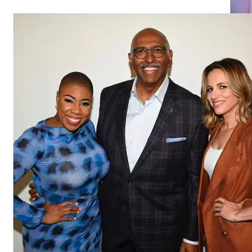 Symone D. Sanders-Townsend porte une robe abstraite bleue sur un post sur son compte Instagram @symonedsanders