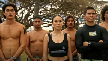 Camiseta sin mangas Roxy Sunset usada por Hina (Zoe Cipres) como se ve en Rescue: HI-Surf (S01E01)