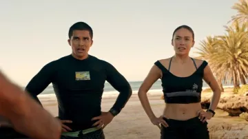 Bañador Roxy To Dye de 7" usado por Hina (Zoe Cipres) como se ve en Rescue: HI-Surf (S01E01)