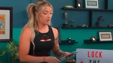 Top découpé Shein Glamour porté par Heather Richardson comme on le voit dans The Circle (S07E06)