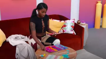 Jean en patchwork brun de Londres porté par Jadejha Edwards comme on le voit dans The Circle (S07E06)