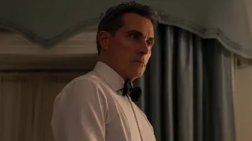 Consigue atuendos de la serie de televisión The Diplomat: Hal Wyler (Rufus Sewell) lleva pajarita negra en la temporada 2