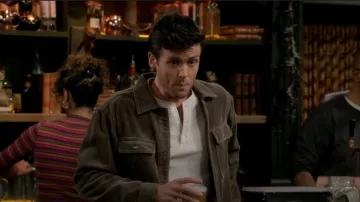 Veste chemise AllSaints Castleford portée par Freddy Crane (Jack Cutmore-Scott) comme on le voit dans Frasier (S02E01)