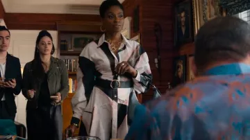 Maxi vestido camisero de Alexander McQueen Graphic Brushstroke para mujer usado por Enid Collins (Adina Porter) como se ve en La pareja perfecta (S01E06)
