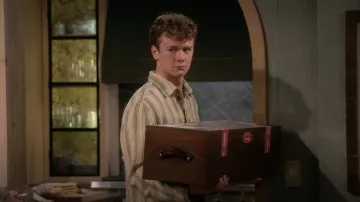 Camisa de lino de corte regular de H&M usada por David Crane (Anders Keith) como se ve en Frasier (S02E01)