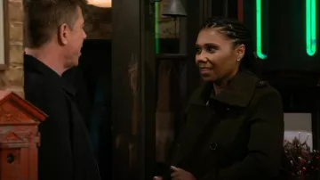 Abrigo Mackage Elodie usado por Olivia Finch (Toks Olagundoye) como se ve en Frasier (S02E02)