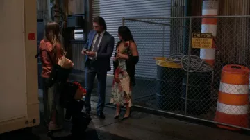 Alice + Olivia Kiro Robe nuisette en crêpe à col en V portée par Holly (Patricia Heaton) comme on le voit dans Frasier (S02E02)
