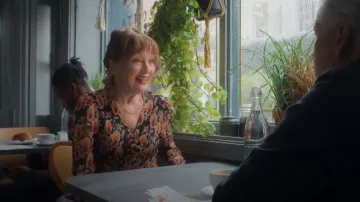 Top de Rixo Monterey usado por Susan Ryeland (Lesley Manville) como se ve en Moonflower Murders (T01E02)