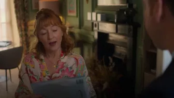 Kimono con cinturón floral de Zara usado por Susan Ryeland (Lesley Manville) como se ve en Moonflower Murders (T01E06)