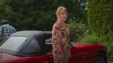 Rixo London Paisley Canyon en marrón usado por Susan Ryeland (Lesley Manville) como se ve en Moonflower Murders (S01E06)