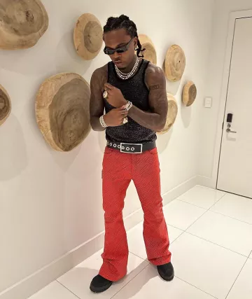Louis Vuitton x Park Seo Bo Red Epi Leather Flared Pants usados por Gunna en la cuenta de Instagram @gunna