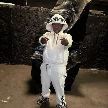 Pantalon de survêtement Lanvin x Future White Logo porté par Big30 sur le compte Instagram @ceobig30