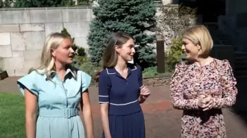 Robe midi à manches courtes en tricot Shoshanna Riley portée par Courtney Toll comme on le voit dans Today le 18 septembre 2024