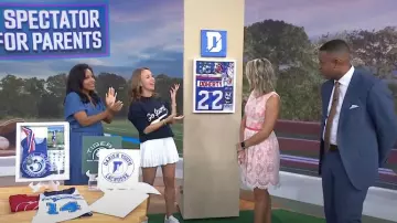 Sweat-shirt préféré Daughter Go Sports en bleu marine foncé porté par Shannon Doherty comme on le voit dans Today le 18 septembre 2024