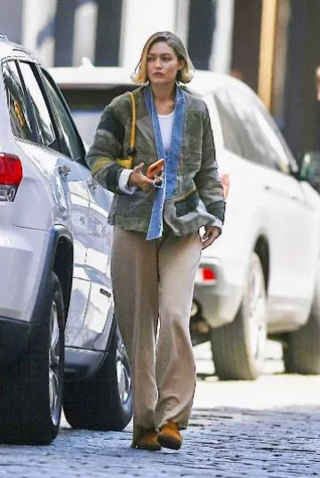 Jacquemus Le Bisou Perle Dusty Yellow usado por Jelena Noura "Gigi" Hadid en Nueva York el 22 de septiembre de 2024