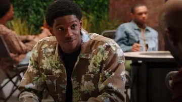 Forever 21 Floral Print Cargo Shacket usado por Orlando 'Lando' Johnson (Martin Bobb-Semple) como se ve en All American: Homecoming (S03E12)