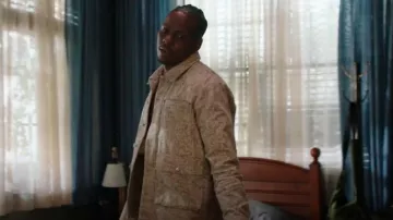 Daily Paper Jabari Herd Jacket In Moonstruck Beige porté par Cam Watkins (Mitchell Edwards) comme on le voit dans All American : Homecoming (S03E12)