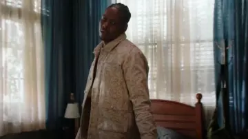 Daily Paper Jabari Herd Jacket In Moonstruck Beige porté par Cam Watkins (Mitchell Edwards) comme on le voit dans All American : Homecoming (S03E12)