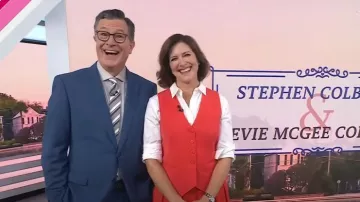 Gilet Staud Brett porté par Evelyn McGee-Colbert comme on le voit dans Today le 19 septembre 2024