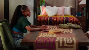 T-shirt court en maille exclusif Champion UO porté par Simone Hicks (Geffri Maya Hightower) comme on le voit dans All American : Homecoming (S03E12)