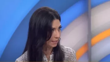 Alice + Olivia Willa Blouse en soie florale en Love Letter Multi portée par Natalie Azar comme on le voit dans Today le 20 septembre 2024