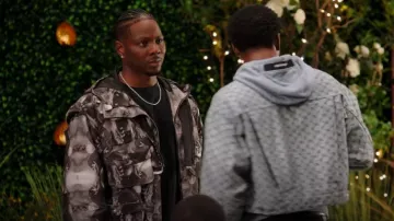 Milk DP Source Landscape Track Jacket porté par Cam Watkins (Mitchell Edwards) comme on le voit dans All American : Homecoming (S03E12)