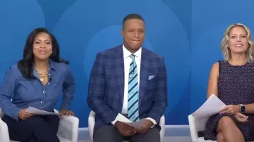 Camisa delantera de mezclilla con botones de Talbots usada por Sheinelle Jones como se ve en Today with Hoda & Jenna el 21 de septiembre de 2024