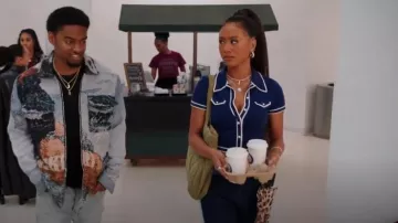 Alice + Olivia Marlena Polo boutonné porté par Keisha McCalla (Netta Walker) comme on le voit dans All American : Homecoming (S03E12)