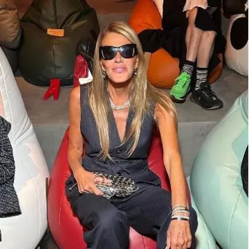 Boucles d’oreilles pendantes Messika So Move Xl portées par Anna Dello Russo au défilé Bottega Veneta le 21 septembre 2024