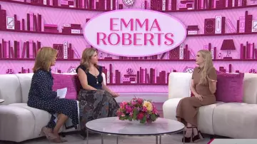 Zapatos de tacón con plataforma Mora de Malone Souliers en terciopelo rojo usados por Emma Roberts como se vio en Today with Hoda & Jenna el 21 de septiembre de 2024