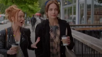 Trench Theory Oaklane en faux Astrakhan porté par Cassandra Lee (Kristin Kreuk) comme on le voit dans Meurtre dans une petite ville (S01E01)