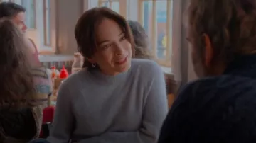 Robe Sezane Enola en bleu clair portée par Cassandra Lee (Kristin Kreuk) comme on le voit dans Meurtre dans une petite ville (S01E01)
