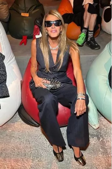 Bottega Veneta Mini Pouch Bag porté par Anna Dello Russo au salon Bottega Veneta le 21 septembre 2024