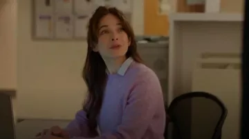 Suéter de Sezane Louise en glicina usado por Cassandra Lee (Kristin Kreuk) como se ve en Asesinato en un pueblo pequeño (S01E01)