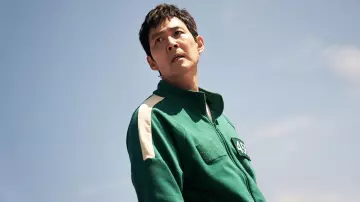 Disfraces de la temporada 2 de El juego del calamar: Seong Gi-hun (Lee Jung-jae) usa pantalones de chándal y chaqueta de color verde con el número "456"
