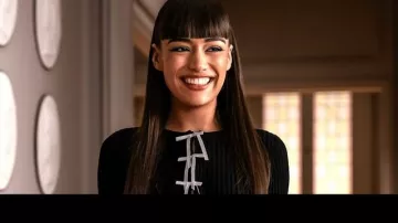 Consigue los atuendos de Emily in Paris: Black Bow Cardigan Geneviève interpretada por Thalia Besson en la temporada 4, episodio 7