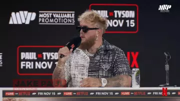Jake Paul porte une chemise Prada bicolore blanche et noire lors de la conférence de presse Jake Paul vs Mike Tyson au FanaticsFest en direct le dimanche 18 août 2024