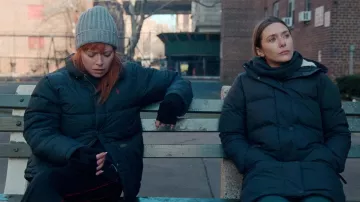 Tenues de film de ses trois filles : Natasha Lyonne porte une doudoune Ralph Lauren pour représenter Rachel