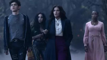 Vestuario del programa de televisión Agatha All Long: Agatha Harkness (Kathryn Hahn) lleva pantalones morados en el episodio 3 de la temporada 1