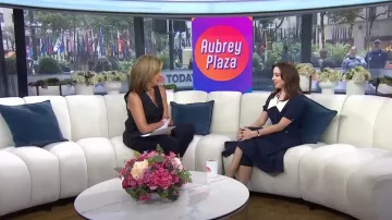 Vestido midi plisado Marocain de Miu Miu usado por Aubrey Plaza como se ve en Today el 23 de septiembre de 2024