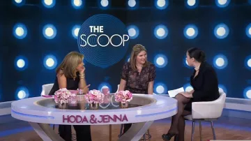 Combi-short smoking à col cranté Alice et Olivia Kyrie porté par Donna Farizan comme on le voit dans Today with Hoda & Jenna le 23 septembre 2024