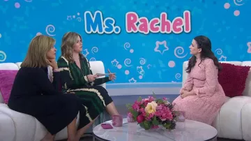 Petal and Pup Edwina Shirred Frill Robe midi à manches longues portée par Mme Rachel, comme on le voit dans Today with Hoda & Jenna le 24 septembre 2024