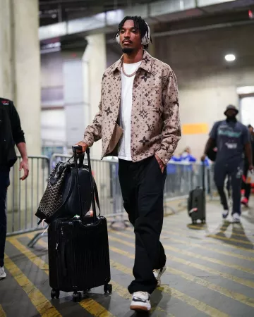 Sobrecamisa de lana Louis Vuitton Beige Monogram usada por Jayden Daniels en la cuenta de Instagram @commanders