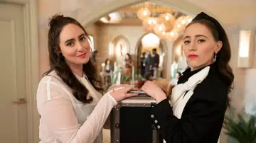 Tenues de Only Murders in the Building : Tawny Brothers (Siena Werber) porte une veste courte à col papillon blanc dans la saison 4, épisode 5