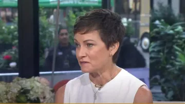 Haut coquille ras du cou en laine et cachemire Vince en blanc cassé porté par Stephanie Gosk comme on le voit dans Today le 25 septembre 2024