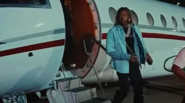 Camisa Louis Vuitton de cuero azul claro con logotipo perforado usada por Lil Durk en Lil Durk - Turn Up A Notch (Video oficial)