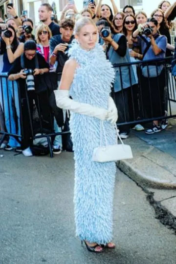 Alaïa Le Teckel bolso bandolera pequeño de cuero usado por Leonie Hanne en el desfile de Missoni el 21 de septiembre de 2024