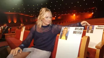 Edikted Seeing Stars Pull oversize porté par Dylan Dreyer comme on le voit dans Today le 26 septembre 2024