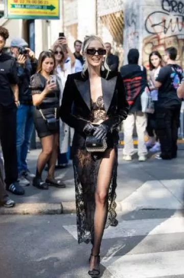 Falda midi de encaje transparente Pizzo de Dolce & Gabbana usada por Leonie Hanne en el desfile de Dolce & Gabbana el 21 de septiembre de 2024