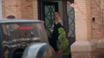 Zapatillas Adidas Samba en rojo usadas por Heather Gay como se ve en The Real Housewives of Salt Lake City (S05E02)
